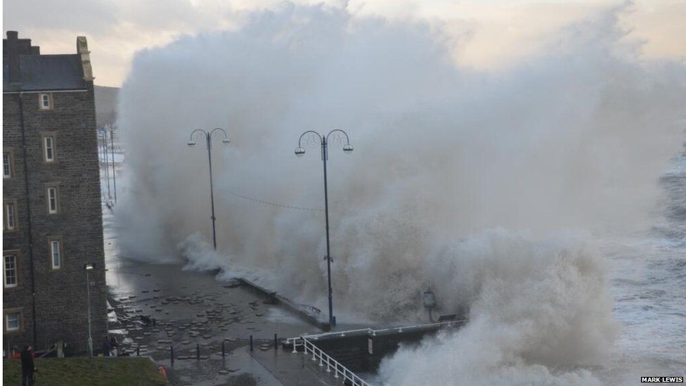 High tides and flooding hits parts of UK - BBC Newsround