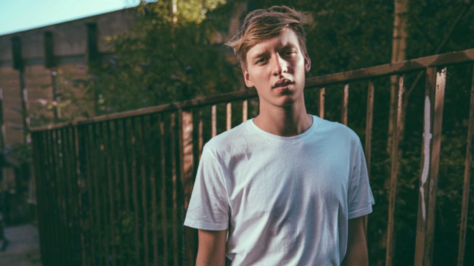 George Ezra: 'I struggled to accept fame' - BBC News