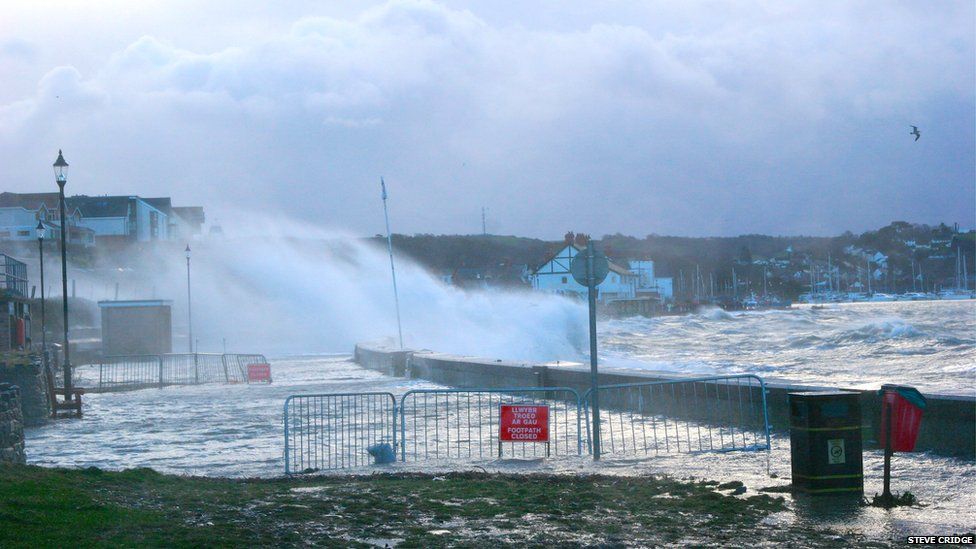 Steve Cridge's picture of the waves breaking on Deganwy beach