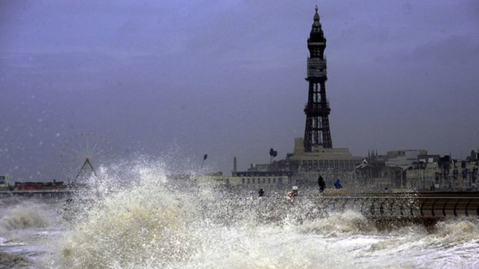 UK storms: Giant waves hit amid fresh flooding fears - BBC News