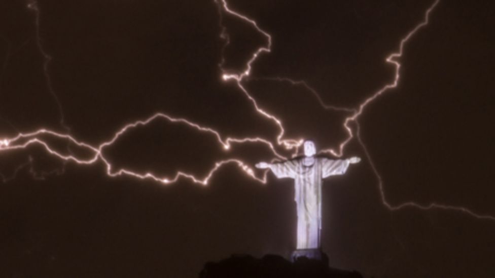 Brazil lightning strike kills four people on beach - BBC News