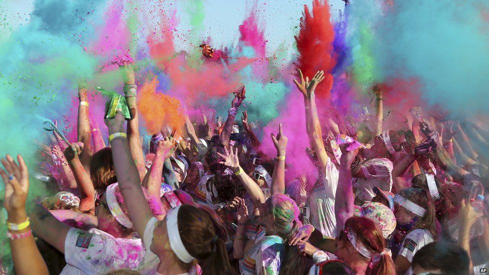 Runners pelted with paint in Sydney Color Run - BBC Newsround