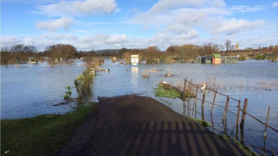 UK floods: Major Oxford route shut for second time - BBC News