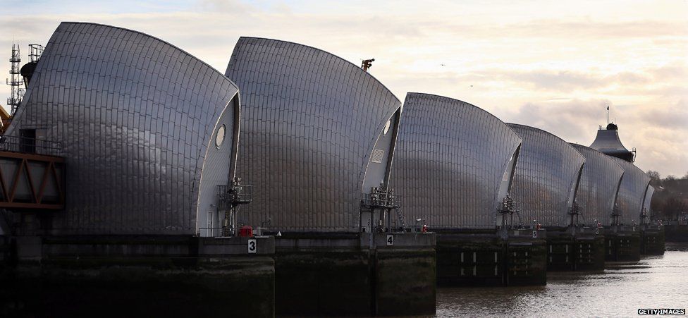 How does the Thames Barrier stop London flooding? - BBC News