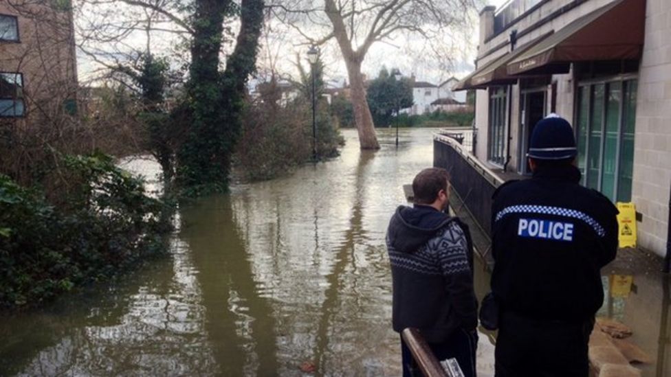 Floods: Hundreds evacuated and thousands more at risk - BBC News