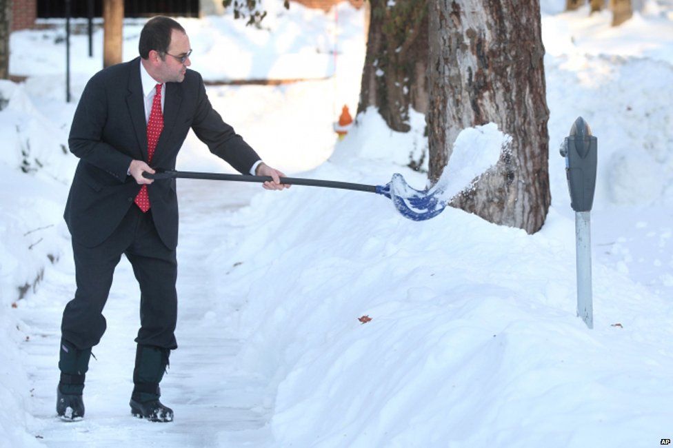 Big pictures: Winter storm grips US - BBC News