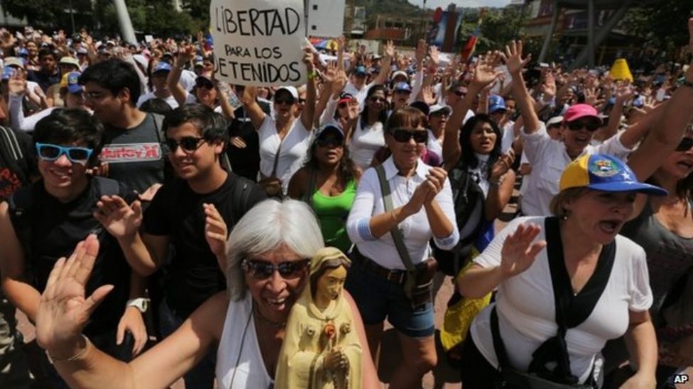 Pro and anti-Maduro marches gather thousands in Venezuela - BBC News