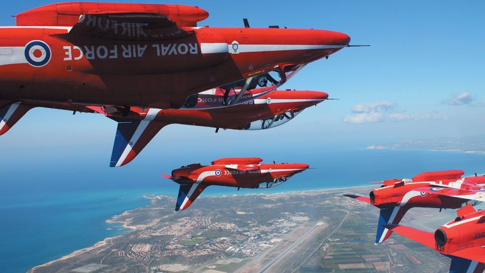 Sag brændt Porto Red Arrows on 60-day 'Best of British' tour - BBC News