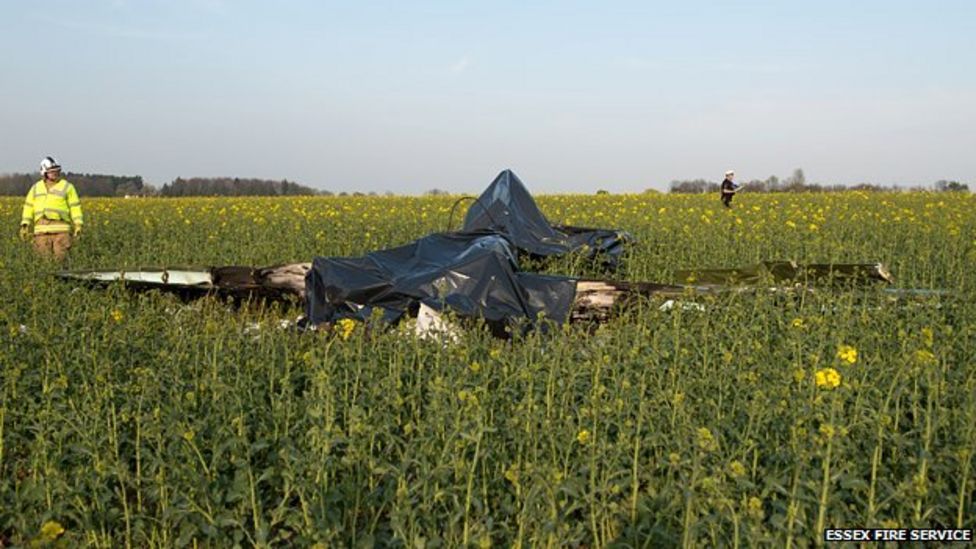 Essex aircraft crash kills pilot and passenger - BBC News