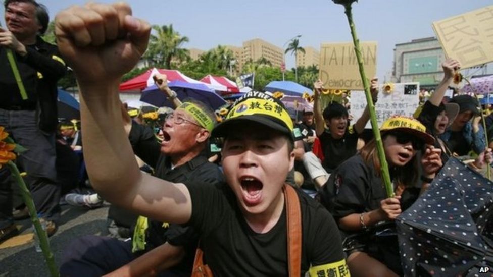 Mass protest held in Taiwan against China trade deal - BBC News