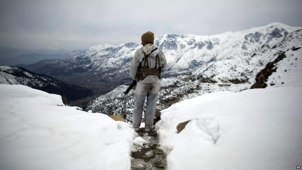 A Pakistani soldier stands atop a mountain as he patrols the Pakistan-Afghan border in Dir province. Photo: 2012