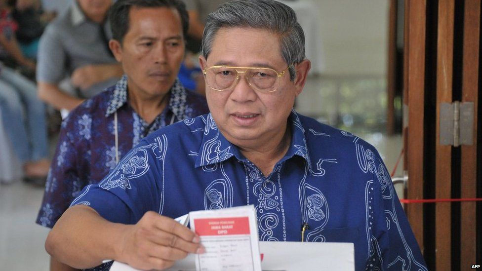 Indonesian President Susilo Bambang Yudhoyono casts ballot papers at a polling station during the legislative election in Jakarta on 9 April, 2014