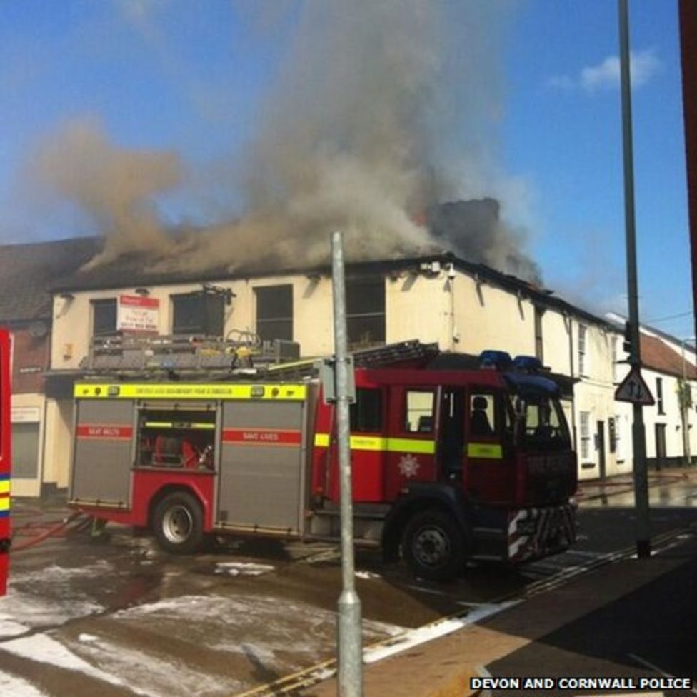 Tiverton pub fire spreads to neighbouring properties - BBC News