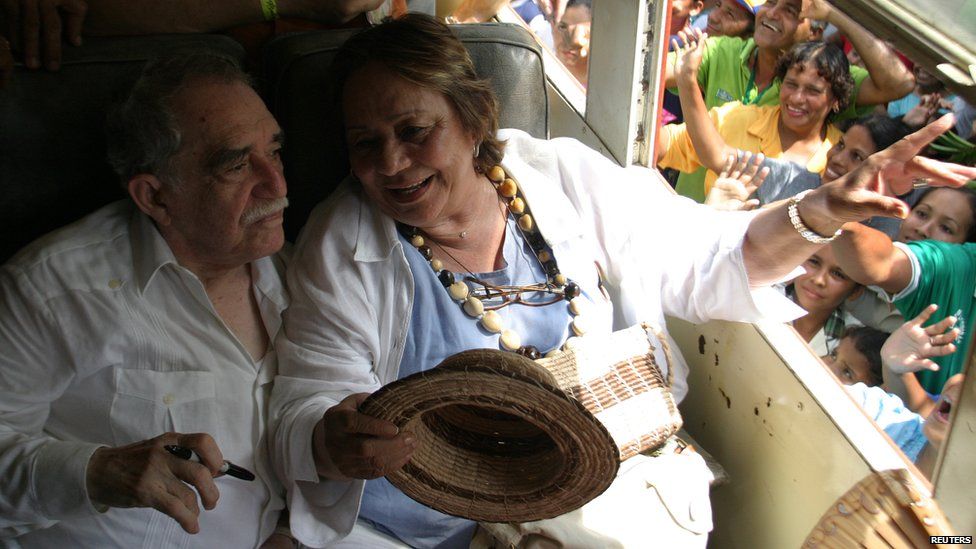 Gabriel Garcia Marquez speaks with his wife Mercedes after their arrival in Aracataca, Colombia May 30, 2007.