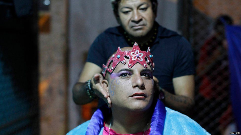 An inmate gets his make-up done before performing at the Sarita Colonia prison yard in Lima, on April 15, 2014.
