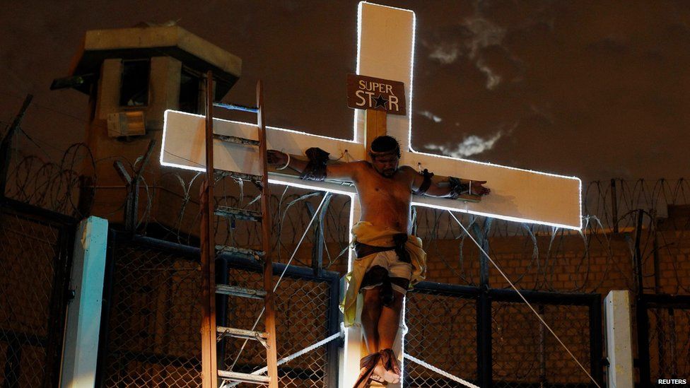 An inmate depicting Jesus performs at the Sarita Colonia prison yard in Lima, on April 15, 2014.