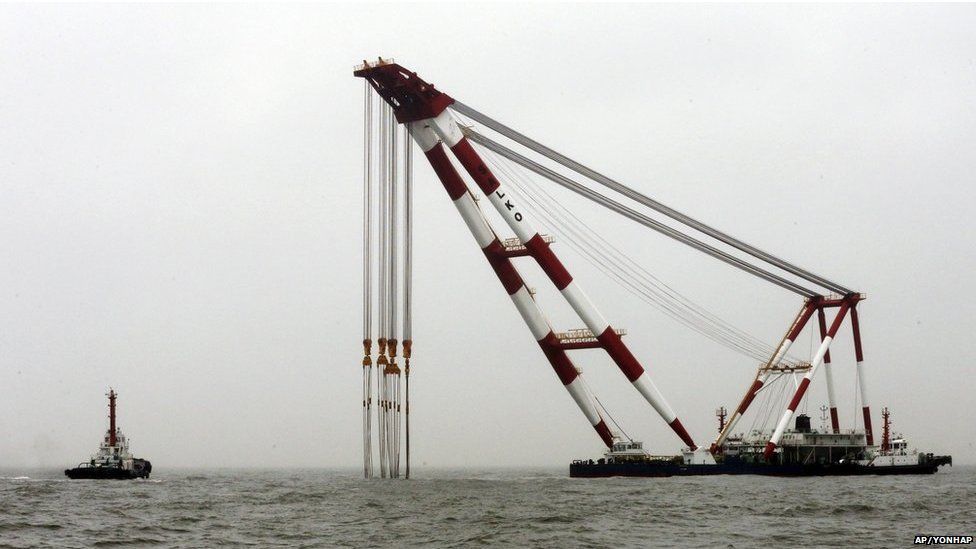 A giant offshore crane arrives near the Sewol ferry.