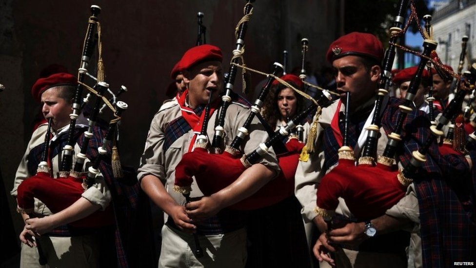 Day in pictures: 21 April 2014 - BBC News