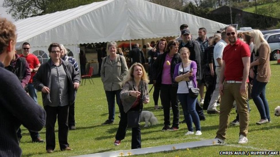 Dorset knob throwing contest attracts thousands BBC News