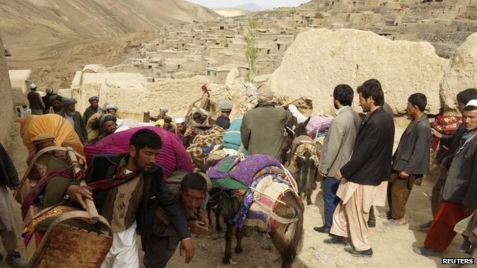 Afghanistan landslide: Rescuers search for missing - BBC News