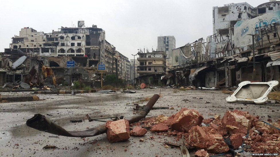 In pictures: Homs evacuated in ruins - BBC News