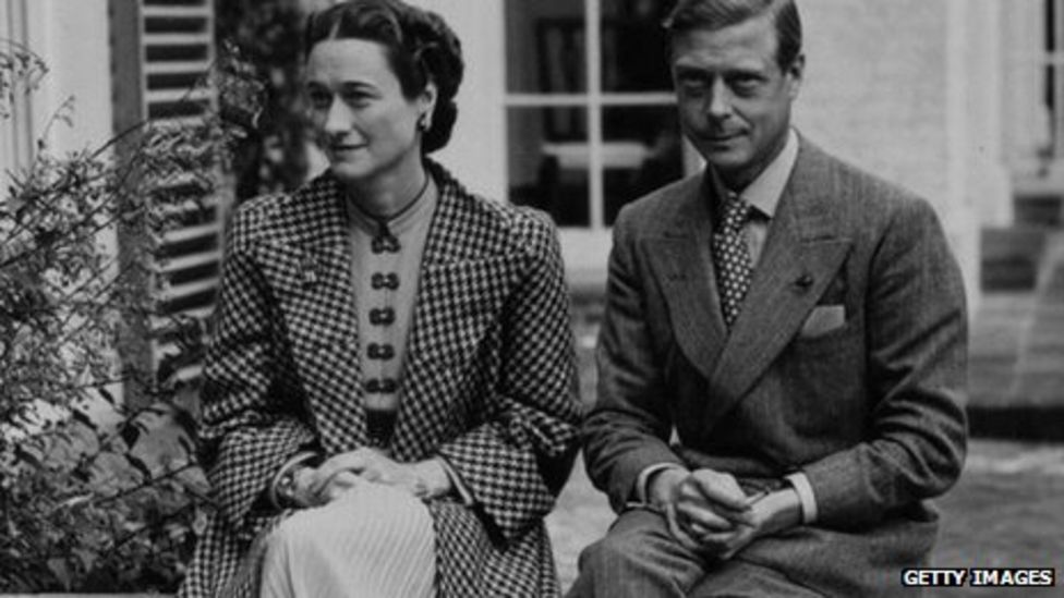 Edward VIII vandalised 'love seat' for sale - BBC News