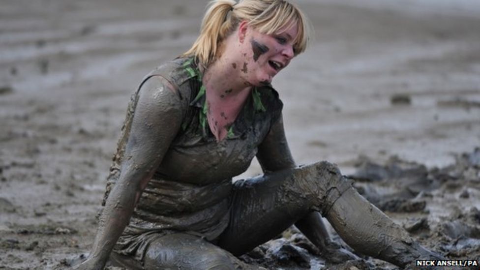 Essex Maldon river mud race attracts charity fundraisers - BBC News