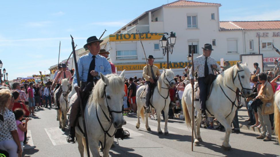 Gypsy beat in France's conservative south - BBC News