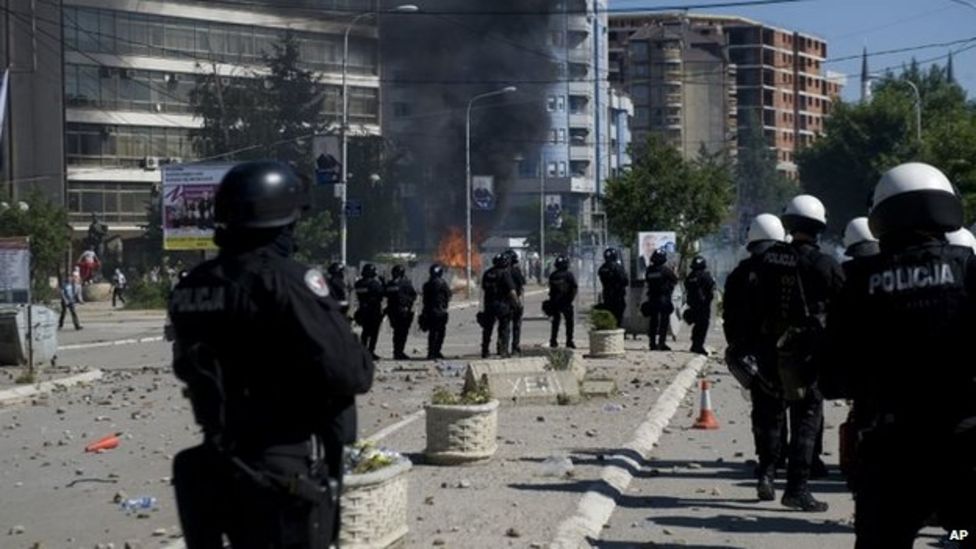 Clashes In Kosovo's Mitrovica Over Bridge Blockade - BBC News