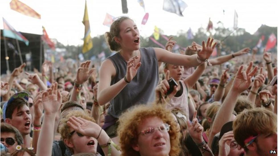 Glastonbury: Arcade Fire perform after storm stoppage - BBC News