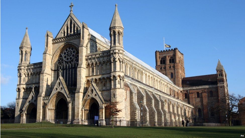 In pictures: England's crumbling cathedrals to be repaired - BBC News