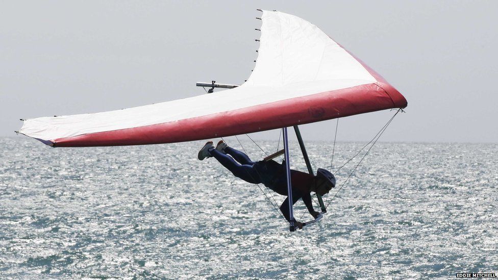 In pictures: Daredevils take flight in Worthing Birdman contest - BBC News