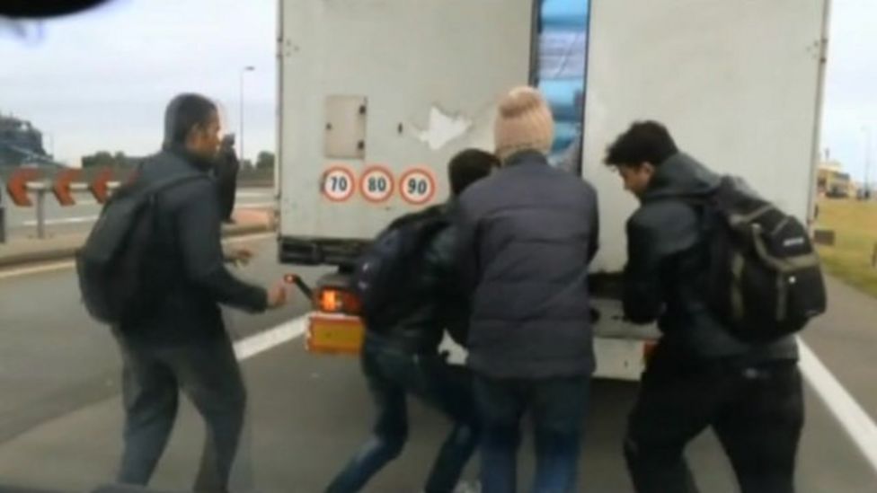 African migrants clash in French port of Calais - BBC News