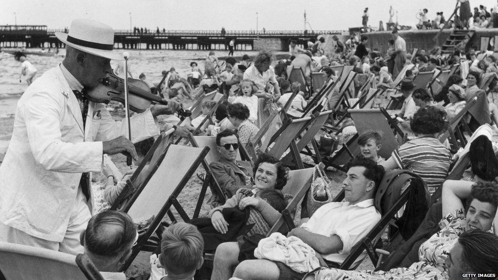 August 1950: Mr M Lenoir entertaining holidaymakers at Ryde with his seaside violin performance