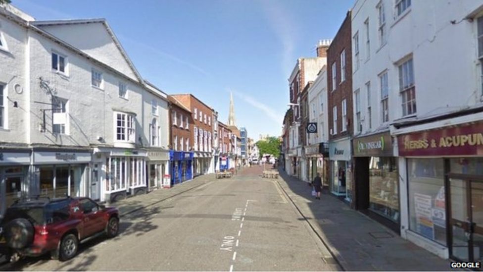 Woman raped in Chichester alleyway - BBC News