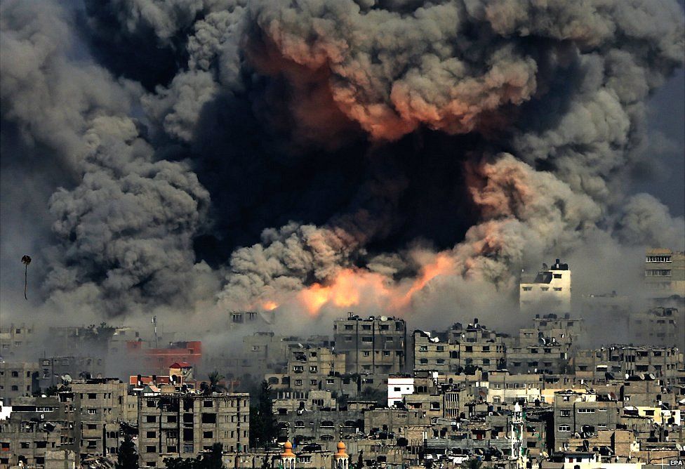 Smoke rises from Tuffah neighbourhood after Israeli air strikes in the east of Gaza City - 29 July 2014