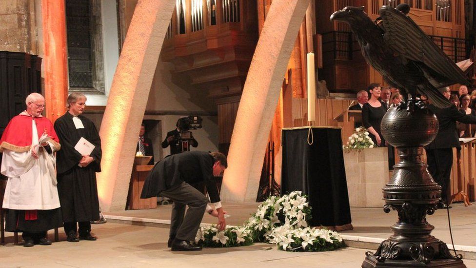 Gosod torchau a symbolau o goffâd a heddwch