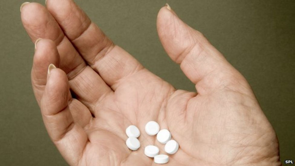 Daily aspirin 'cuts bowel and stomach cancer deaths' BBC News