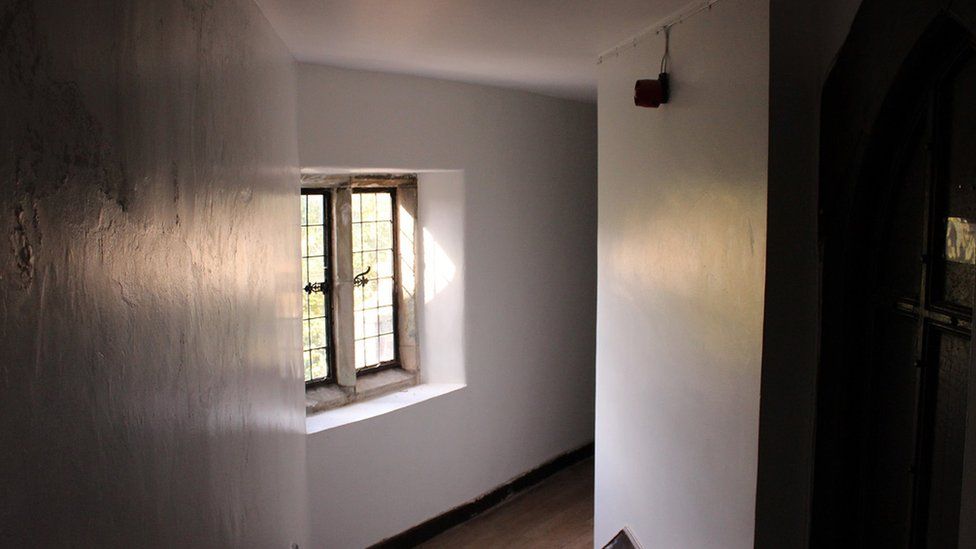 I mewn â ni trwy goridorau troellog y castell. // And so inside, through the castle's twisty corridors.