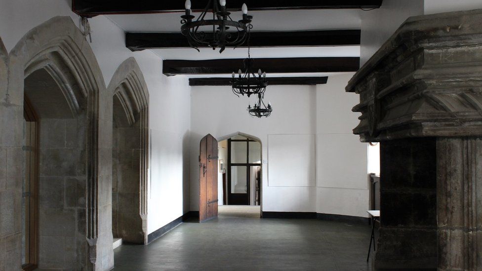 Gwau ein ffordd unwaith eto trwy goridorau ysblennydd, a gweithio'n ffordd tuag at ystafell wely William Randolph Hearst... ydych chi'n barod? // Out we go again through ornate corridors, and towards William Randolph Hearst's bedroom... prepare yourself!