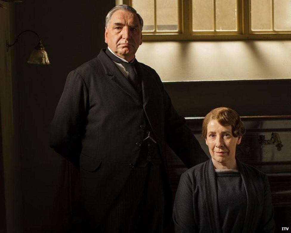 Downton Abbey: Plastic bottle appears in promotional photo - BBC News