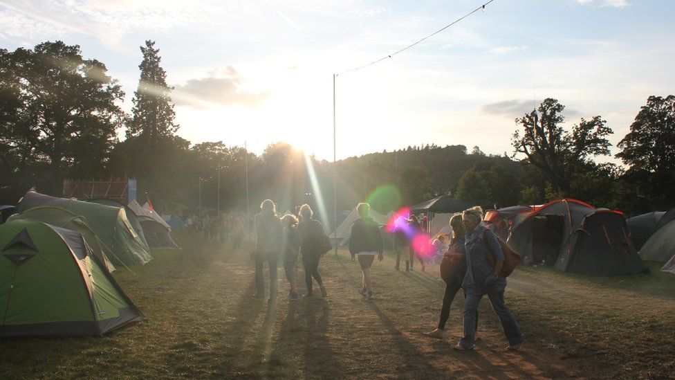 Machlud yr haul ar ôl diwrnod llawn hwyl // The sun setting on the festival after a fun-filled day