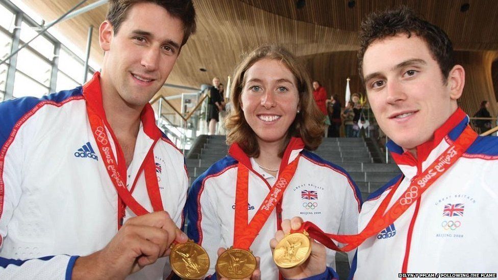 Tom James (chwith), Nicole Cooke (canol) a Geraint Thomas (dde) yn dangos eu medalau aur o Gemau Olympaidd Beijing, 2008 // Tom James (left), Nicole Cooke (centre) and Geraint Thomas (right) showing off their gold medals from the 2008 Beijing Olympic Games