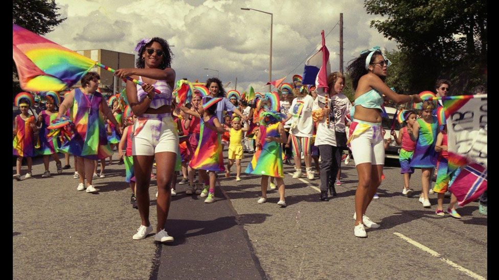 Gorymdeithwyr lliwgar // Colourful procession