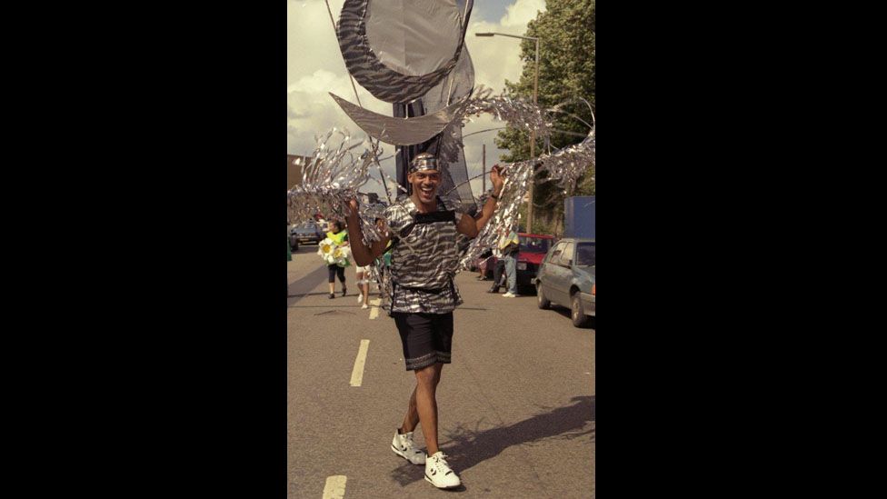 Dyn mewn gwisg ym mharêd 1993 // On parade in 1993