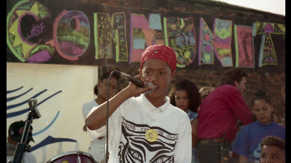 Bachgen gyda meicroffon // The 1989 carnival