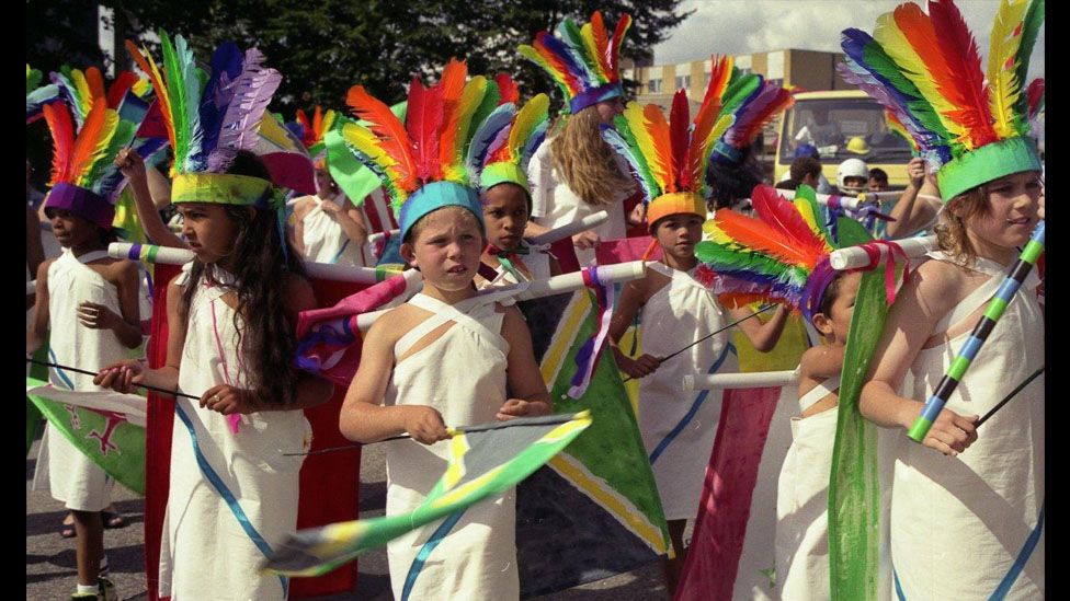 Plant mewn gwisgoedd lliwgar // Colourful costumes