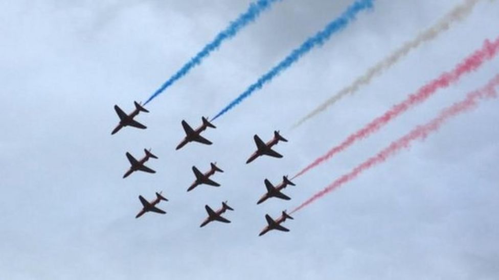 Red Arrows reveal new union jack tail design - BBC News