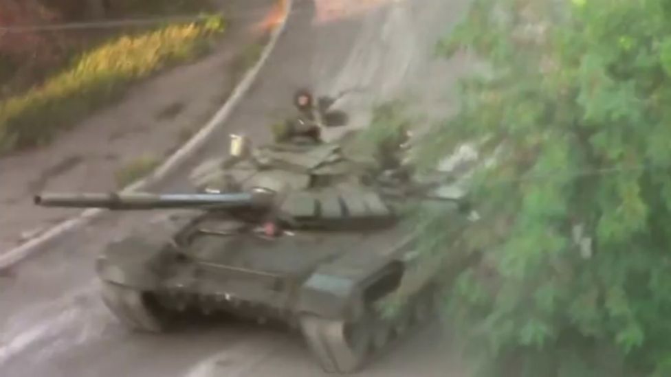 Ukraine crisis: T-72 tank shoots hole in Russian denial - BBC News