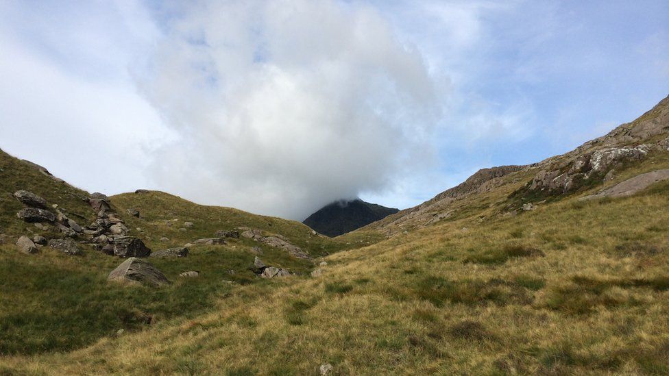 Mae'r cwmwl dal yna! // That cloud's still there!
